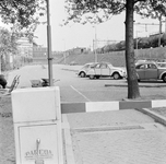 859374 Gezicht op de parkeerplaats achter het Proveniersplein aan de noordzijde van het N.S.-station Rotterdam C.S.